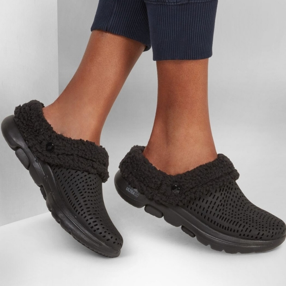 Skechers Shoes - 🖤Skechers GoWalk Foamies Lined Clog